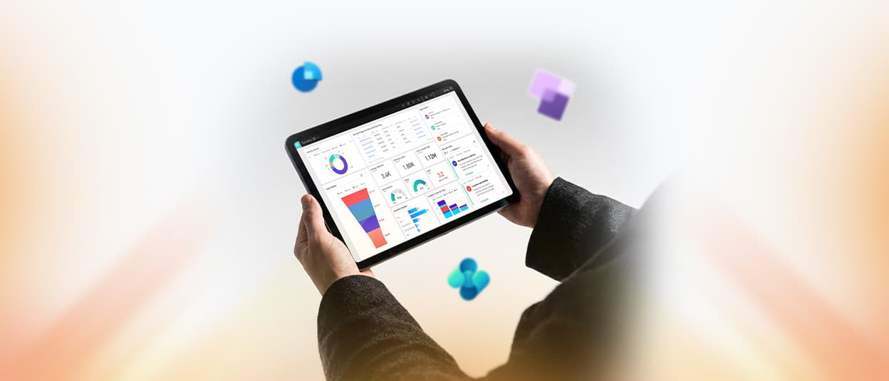 شخص يمسك بيده لوحات معلومات تحليلات الأعمال على جهاز لوحي، وذلك ضمن خدمات الاستشارات وتطبيق مايكروسوفت دايناميكس 365